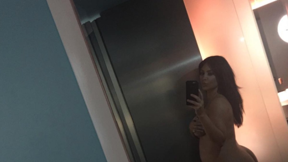 Kim visar upp gravidmagen i nakenbild som var riktad mot sina hatare. 